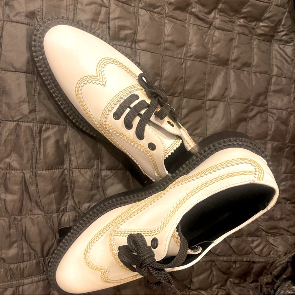 Burberry Stylish leather Cream and Black Women’s Shoes
NWOT - Picture 11 of 14